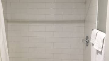 Combined shower/bathtub, free toiletries, hair dryer, towels