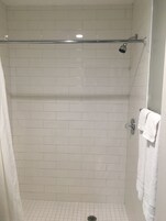 Combined shower/tub, free toiletries, hair dryer, towels