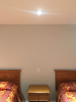 Room | Desk, blackout curtains, iron/ironing board, rollaway beds - Century Inn (Inglewood)