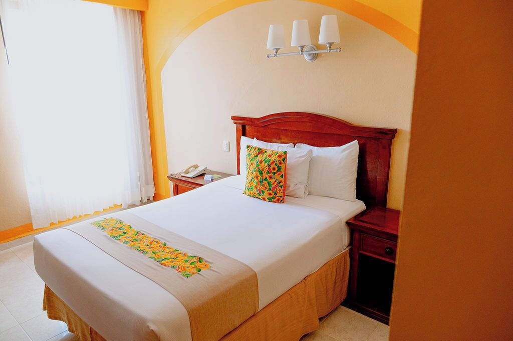 Rom – standard, 1 dobbeltseng | Safe på rommet, skrivebord, blendingsgardiner og lydisolert