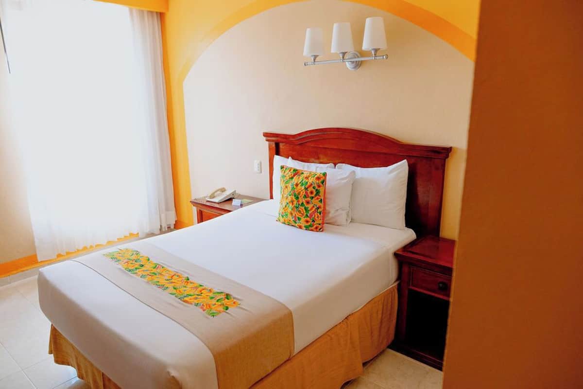 Caja de seguridad en la habitación, escritorio y cortinas blackout