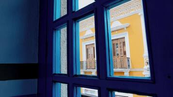 Cofres nos quartos, escrivaninha, cortinas blackout