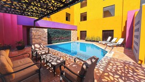 A pool area with lounge chairs and a pergola structure. - Hotel Plaza Colonial (Campeche)