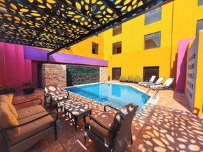 Una piscina al aire libre