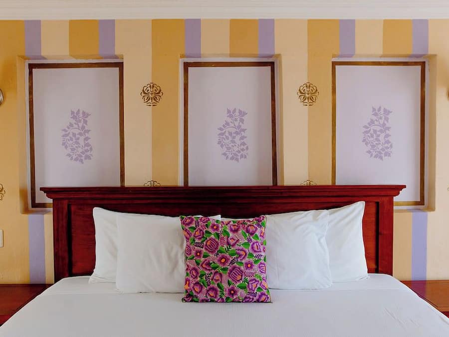 Junior suite, 1 kingsize bed | Een kluis op de kamer, een bureau, verduisterende gordijnen