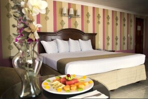 Junior-Suite, 1 King-Bett | Zimmersafe, Schreibtisch, Verdunkelungsvorhänge, schallisolierte Zimmer