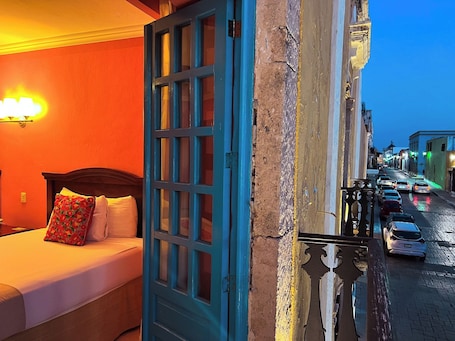 Caja de seguridad en la habitación, escritorio y cortinas blackout