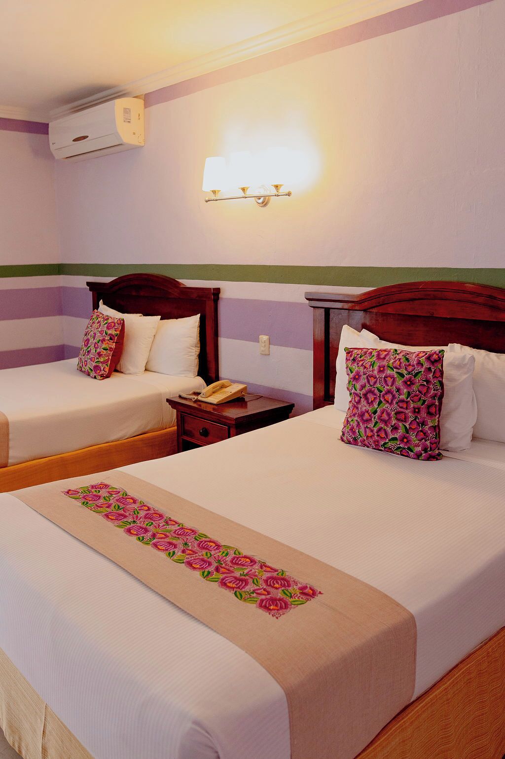 Rom – standard, 2 dobbeltsenger | Safe på rommet, skrivebord, blendingsgardiner og lydisolert