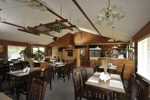 Restaurant - Spring Lake Resort (Lake of Bays)