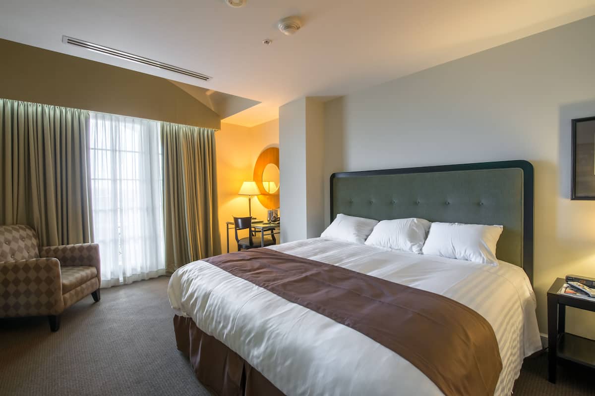 Superior Room, 1 King Bed, Balcony | 1 bedroom, premium bedding, desk, iron/ironing board