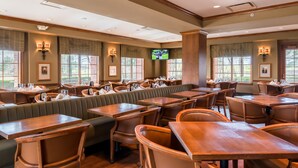 A restaurant with booths, tables, and chairs. - The Glen Club (Glenview)
