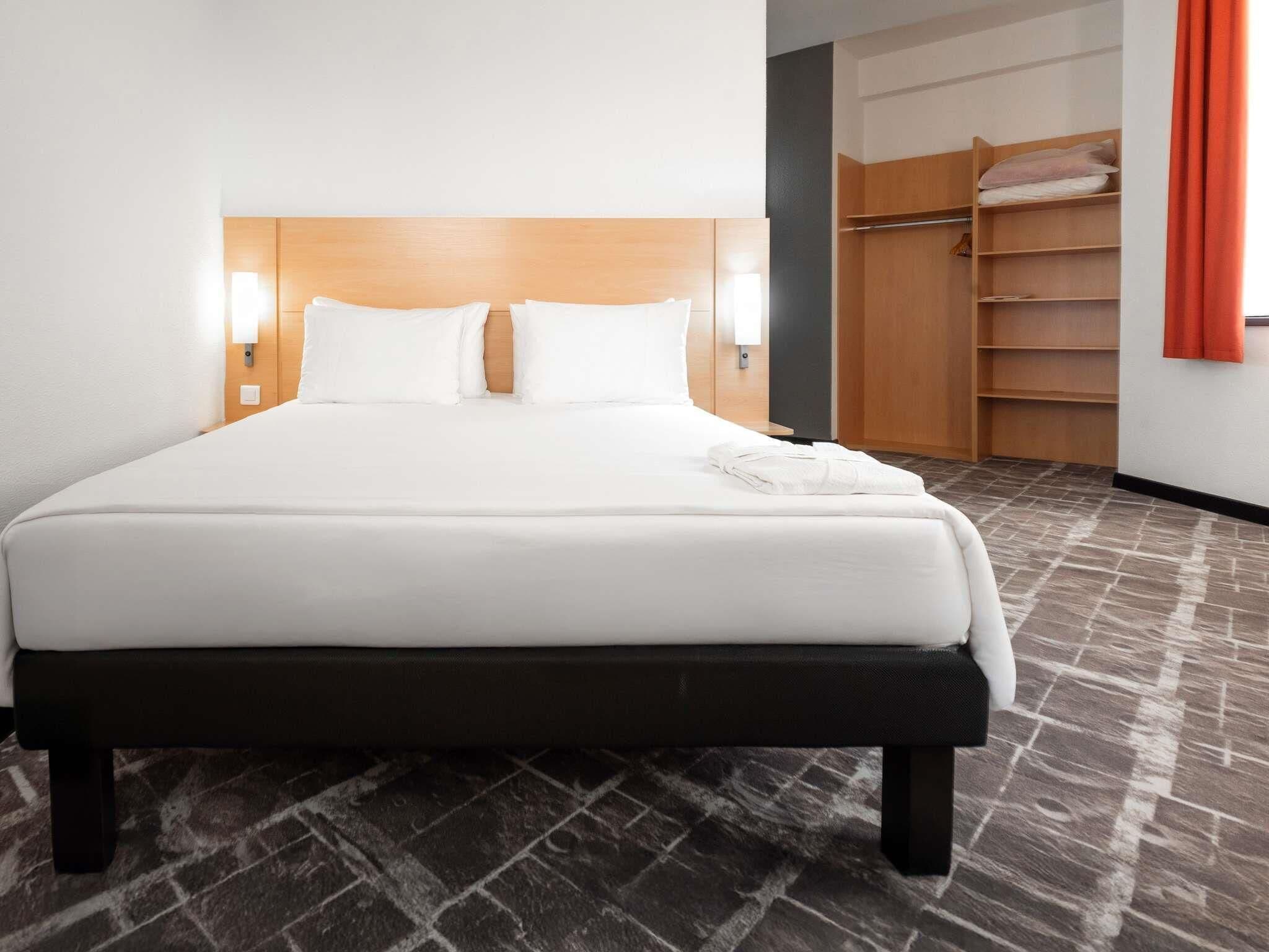 Premium Room, 1 Double Bed | Premium bedding, down comforters, in-room safe, desk