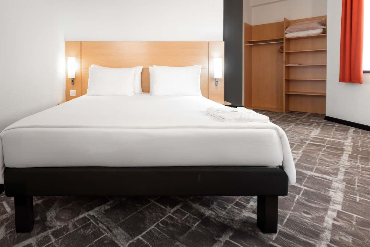 Premium Room, 1 Double Bed | Premium bedding, down comforters, in-room safe, desk
