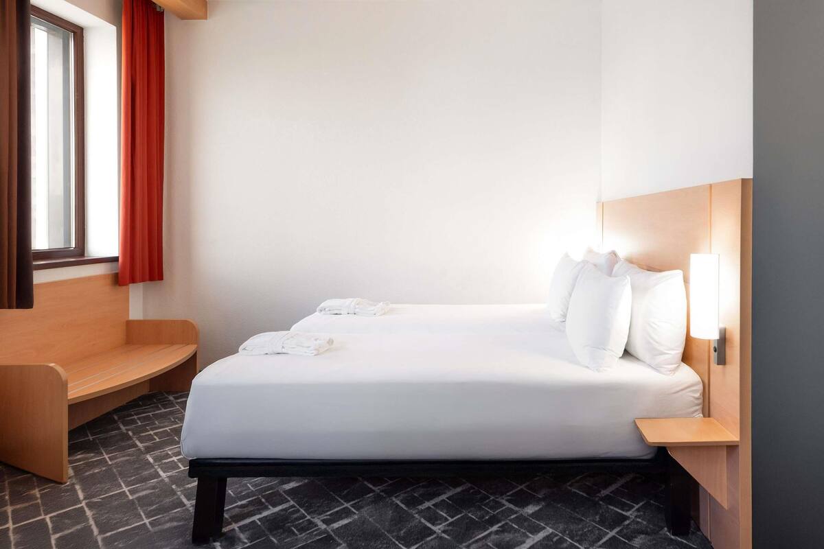 Premium Twin Room, 2 Twin Beds | Premium bedding, down comforters, in-room safe, desk