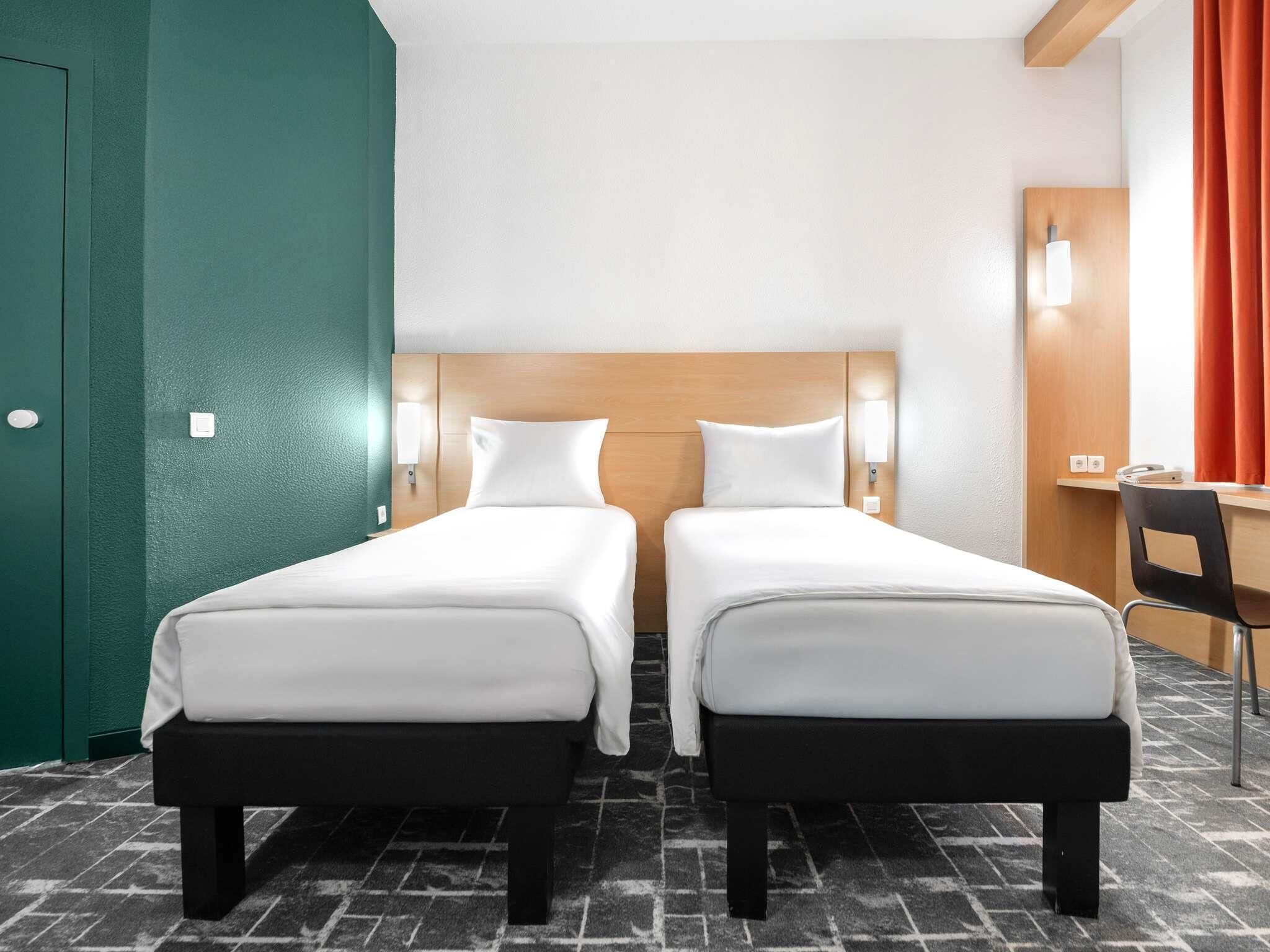 Chambre Standard avec lits jumeaux, 2 lits jumeaux, vue sur la ville | Literie de qualité, couette en duvet, coffre-fort, bureau