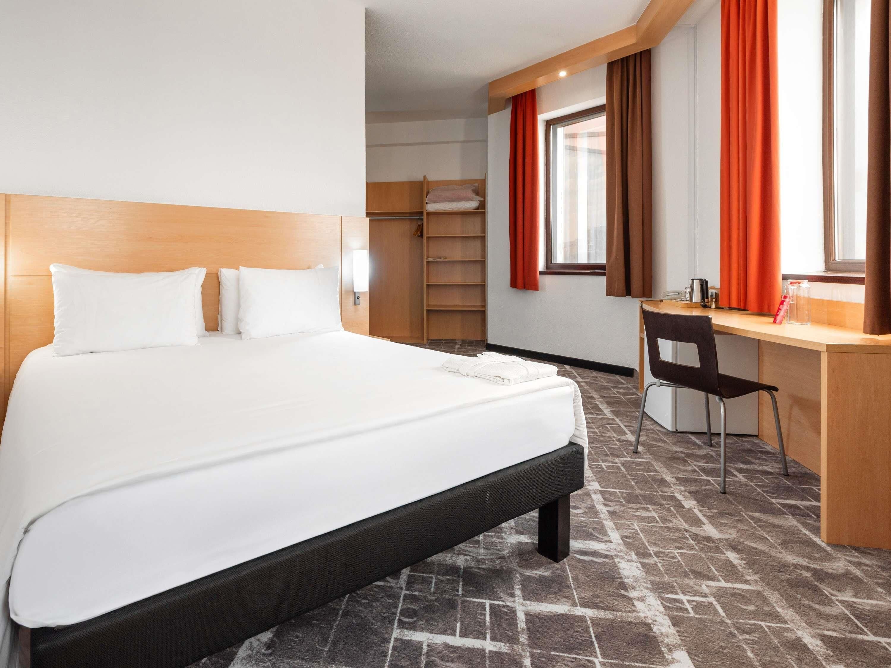 Premium bedding, down comforters, in-room safe, desk