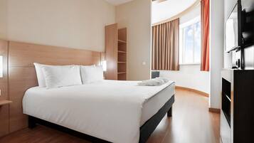 Habitación de lujo, varias camas, vista a la ciudad | Ropa de cama de alta calidad y edredón