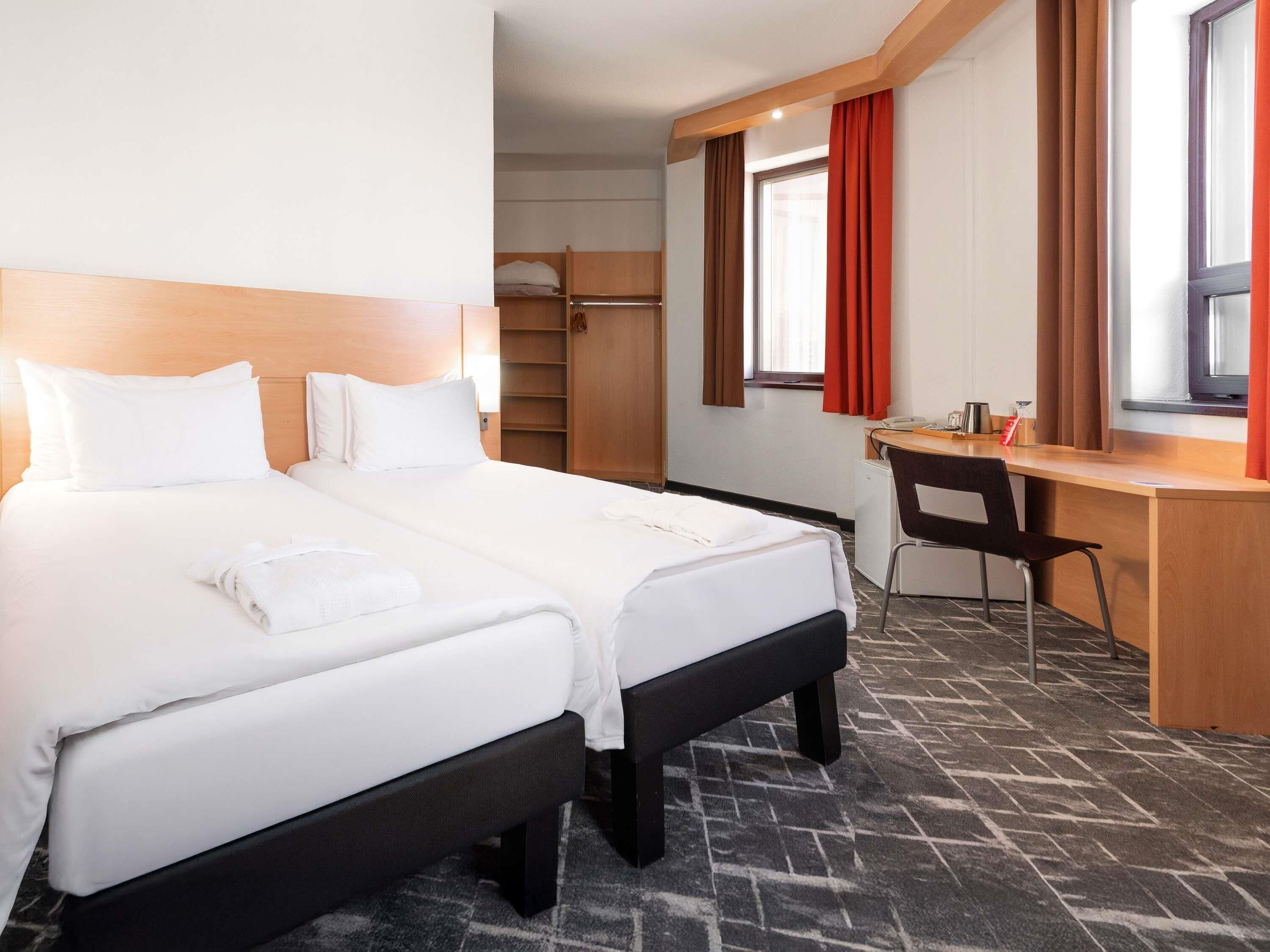 Premium Twin Room, 2 Twin Beds | Premium bedding, down comforters, in-room safe, desk