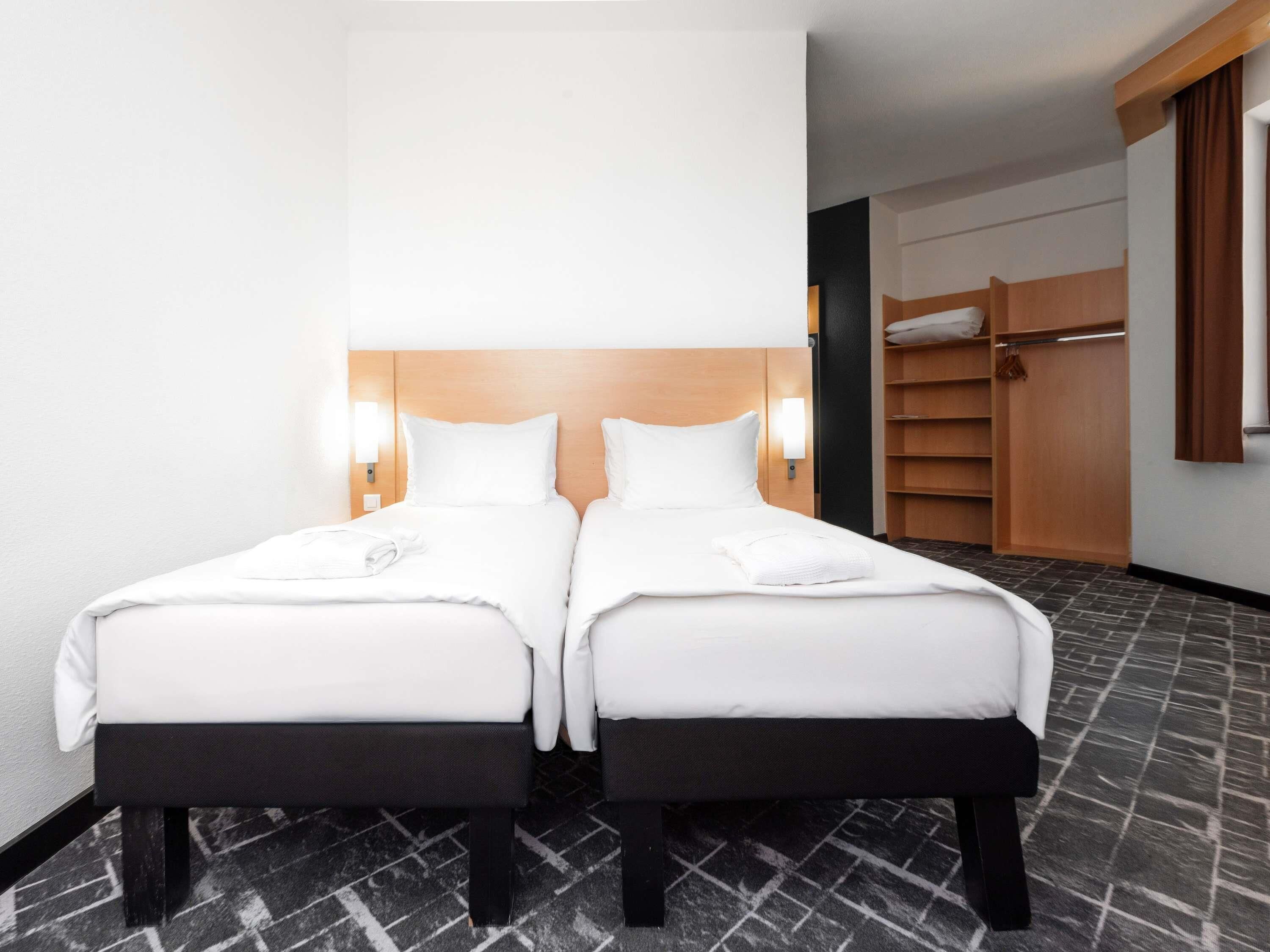 Premium Twin Room, 2 Twin Beds | Premium bedding, down comforters, in-room safe, desk