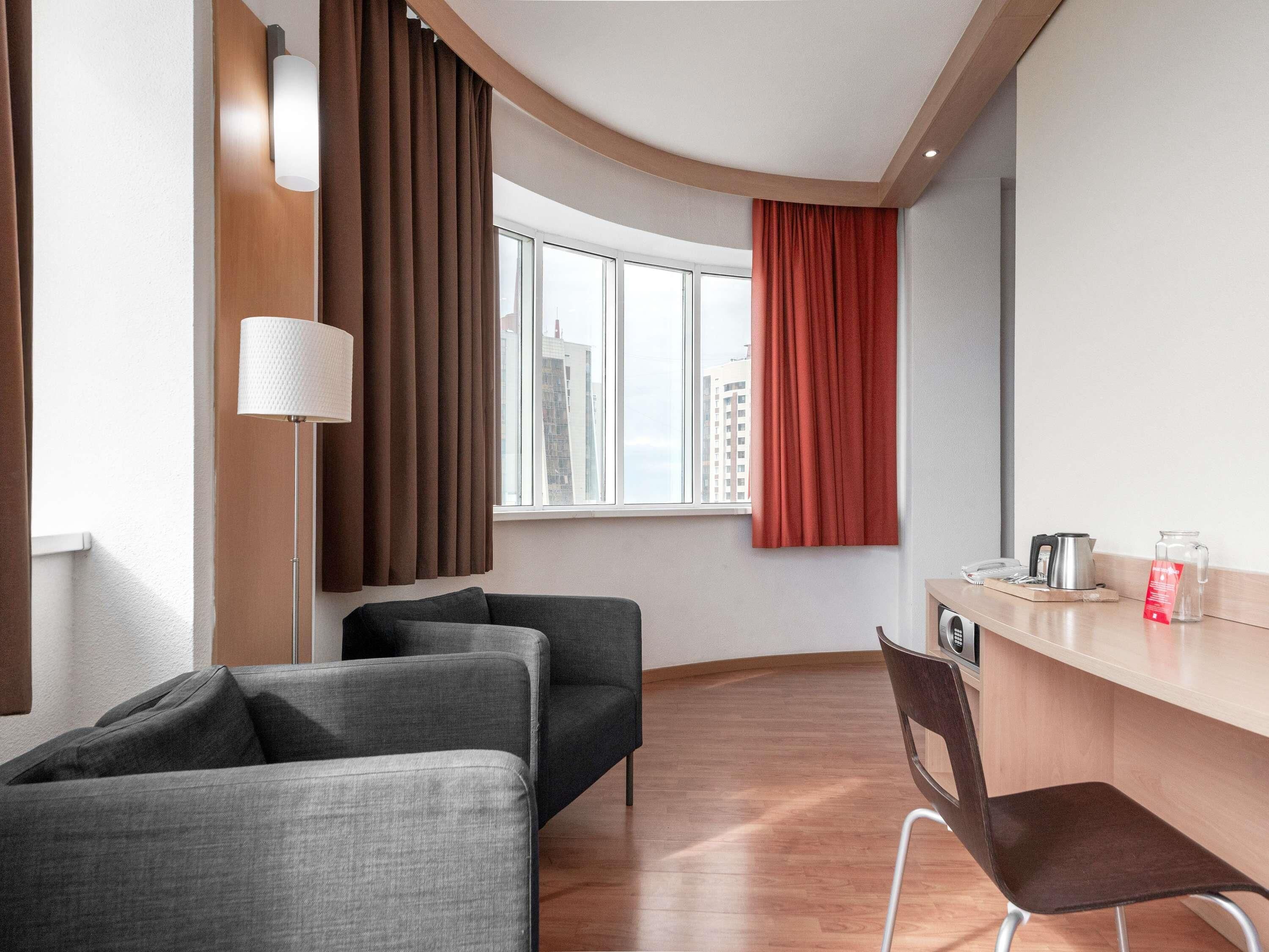 Habitación de lujo, varias camas, vista a la ciudad | Ropa de cama de alta calidad y edredón 