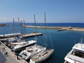 プレジデンシャル スイート キングベッド 1 台 テラス シービュー | エジプト綿のシーツ、高級寝具、羽毛の掛け布団、セレクト コンフォート製ベッド