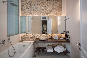 Junior Suite | Bathroom | Free toiletries, hair dryer, bathrobes, slippers