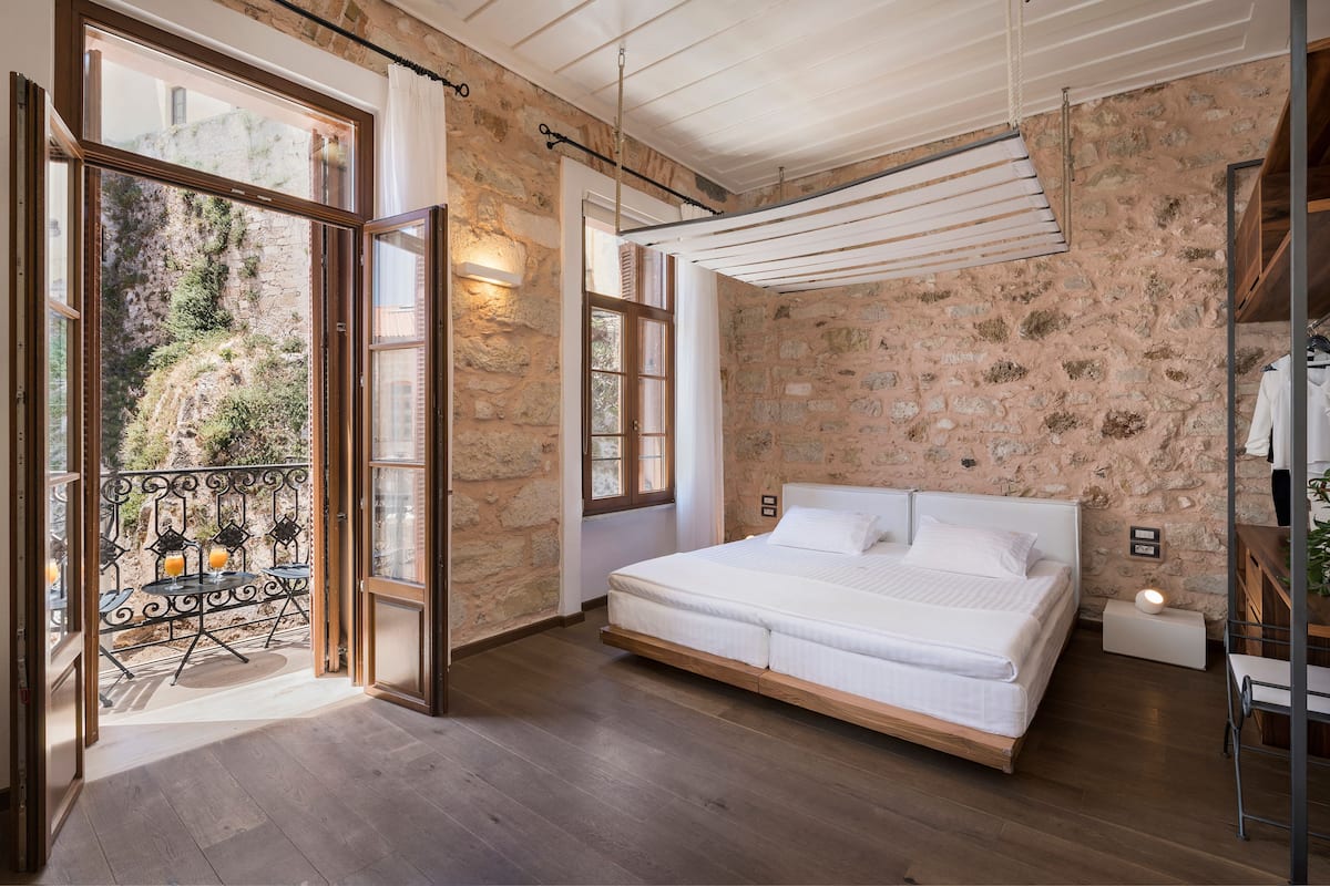 Junior suite, meerdere bedden, balkon, uitzicht op stad | Lakens van Egyptisch katoen, luxe beddengoed, donzen dekbedden
