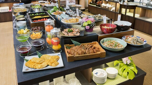 Een buffet met diverse gerechten en drankjes.