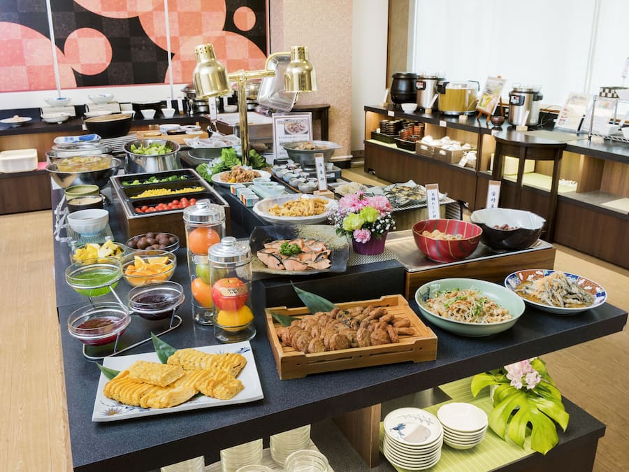 Un bufé con diferentes alimentos y bebidas.