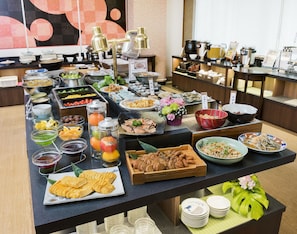 Un buffet proposant une variété de plats et de boissons.