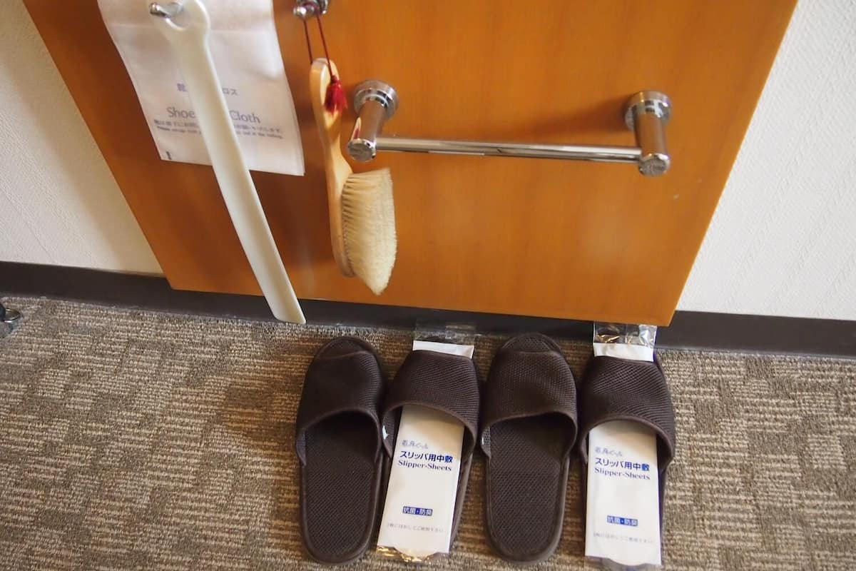 combined shower/bathtub, deep-soaking bathtub, hair dryer, slippers