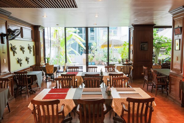 Desayuno continental (THB 150 por persona)