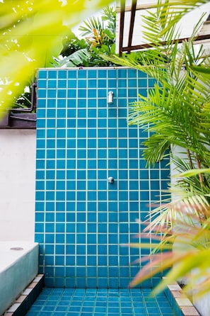 Alberca al aire libre y camastros