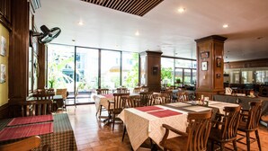 Sarapan dan makan tengah hari dihidangkan 