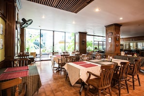 Se sirven desayunos, comidas y cocina tailandesa