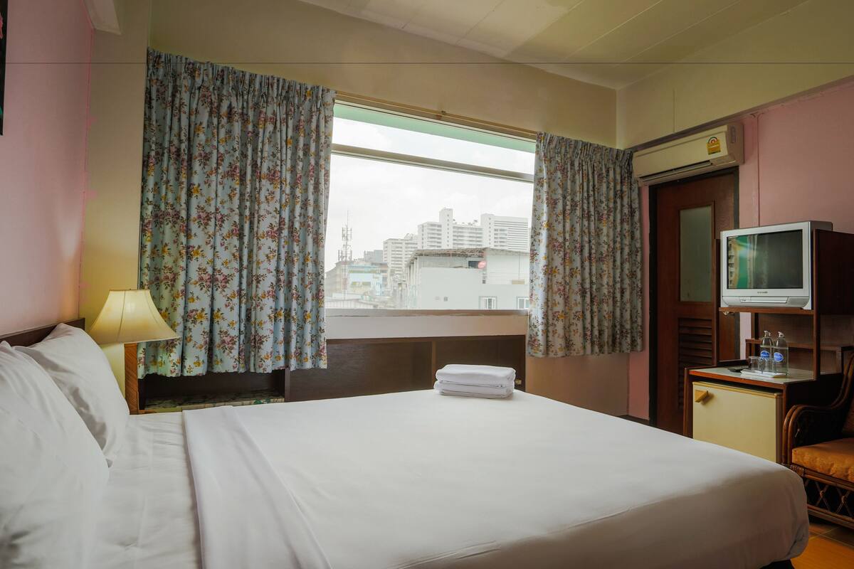Blackout drapes, WiFi (free)