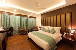 Minibar, in-room safe, individually decorated, desk - Fortune Select Grand Ridge, Tirupati -  Member ITC Hotels' Group (Tirupati)