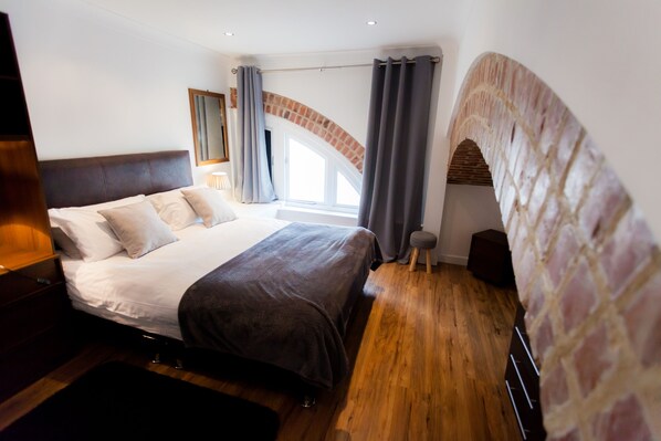 Superior appartement, 2 slaapkamers, 2 badkamers | Individueel gedecoreerd, individueel gemeubileerd, een bureau