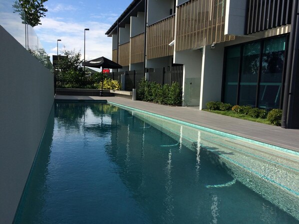Piscine extérieure, chaises longues