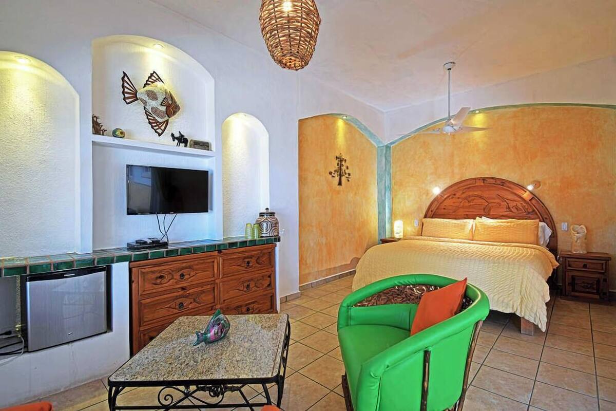 Executive Room, 1 King Bed, Ocean View, Beachfront | Down comforters, WiFi (free), individually decorated, bed sheets