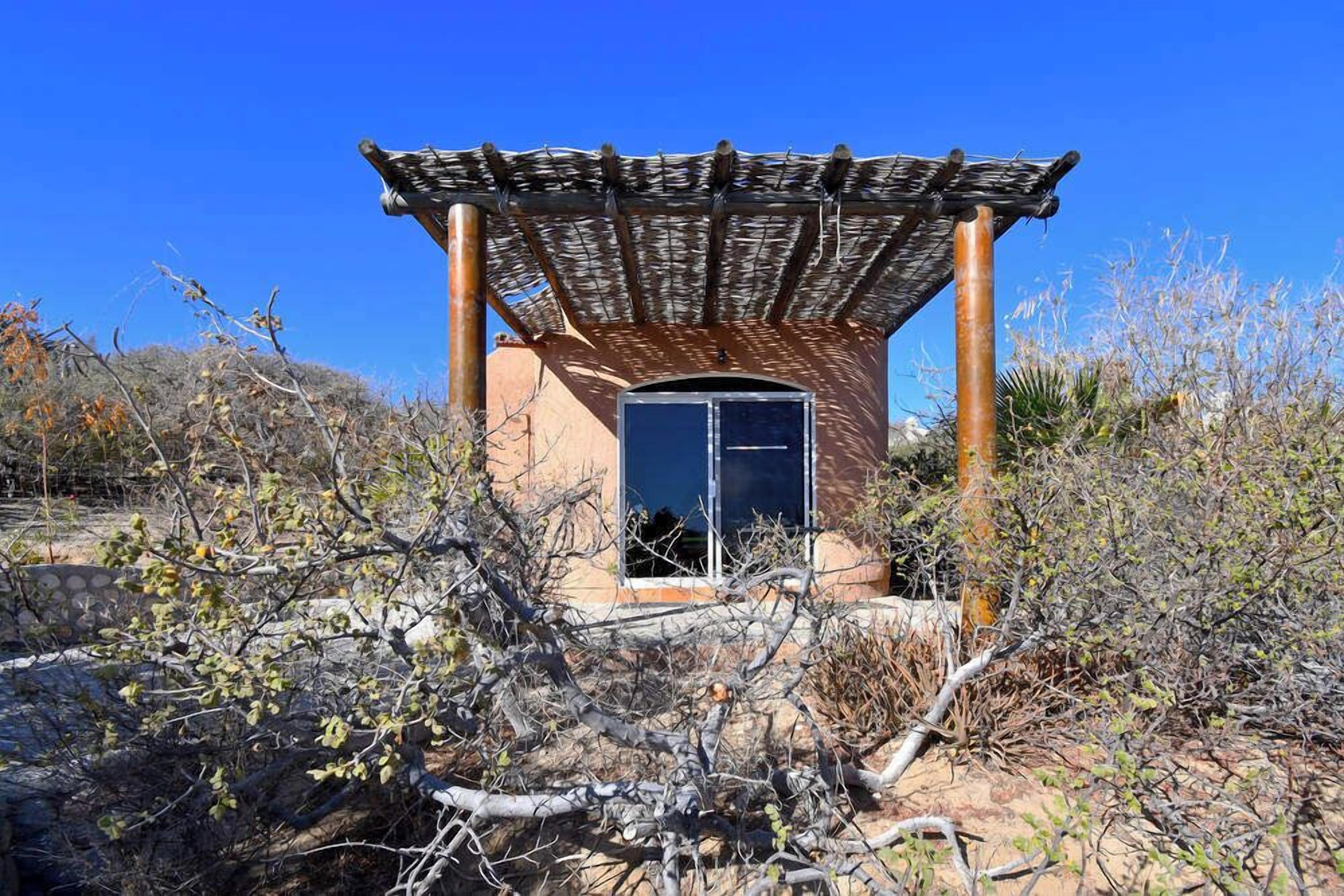 standard cabin, 1 queen bed, ocean view, beachside | 1 bedroom, down duvets, individually decorated, free wifi