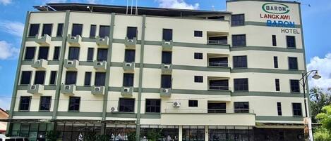 Un edificio de varios pisos con un letrero que dice 'Baron Langkawi Baron Hotel'.