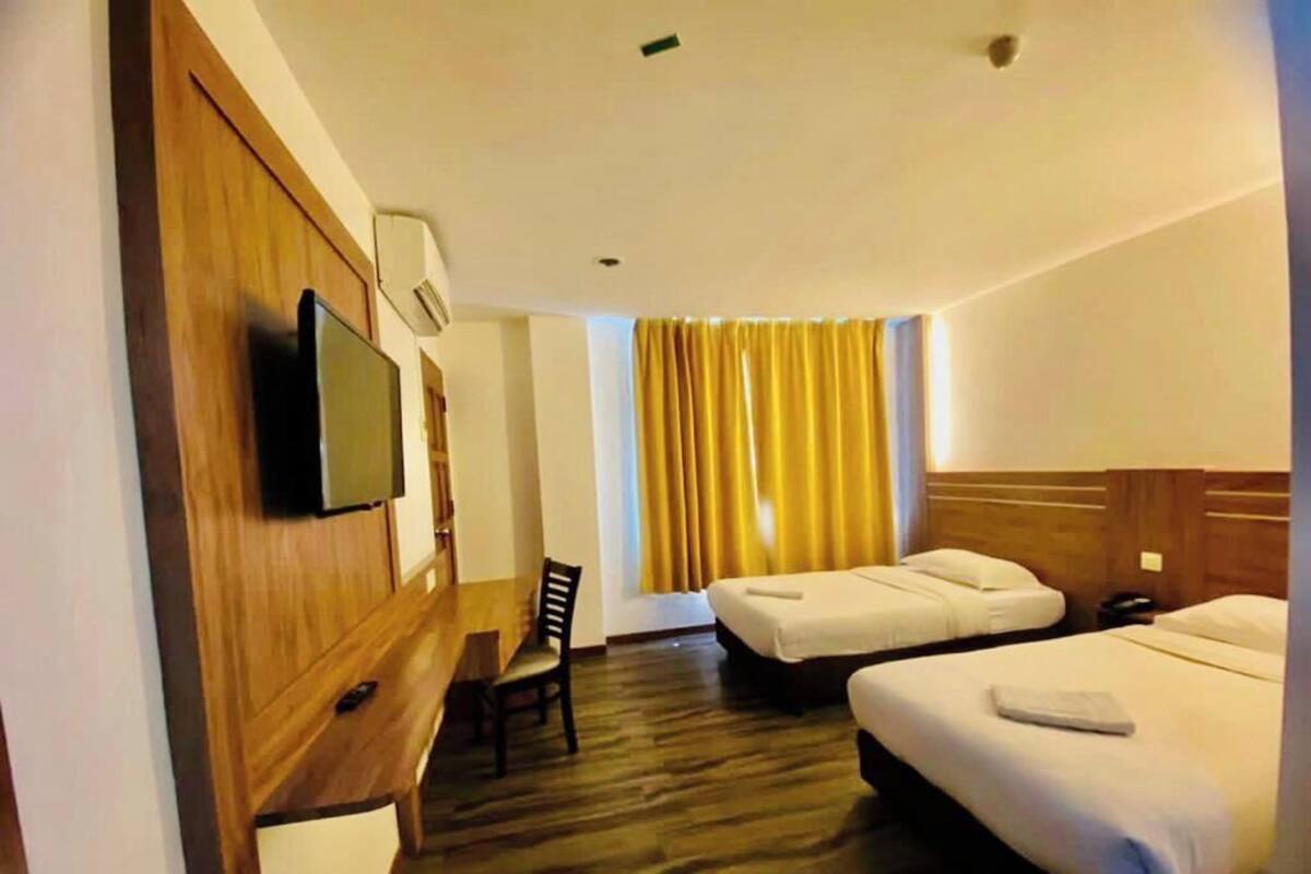 Zimmersafe, Schreibtisch, Verdunkelungsvorhänge, schallisolierte Zimmer