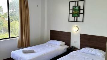 Zimmersafe, Schreibtisch, Verdunkelungsvorhänge, schallisolierte Zimmer