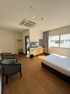 Desk, iron/ironing board, rollaway beds, free WiFi - Hotel Regal Malaysia (George Town)
