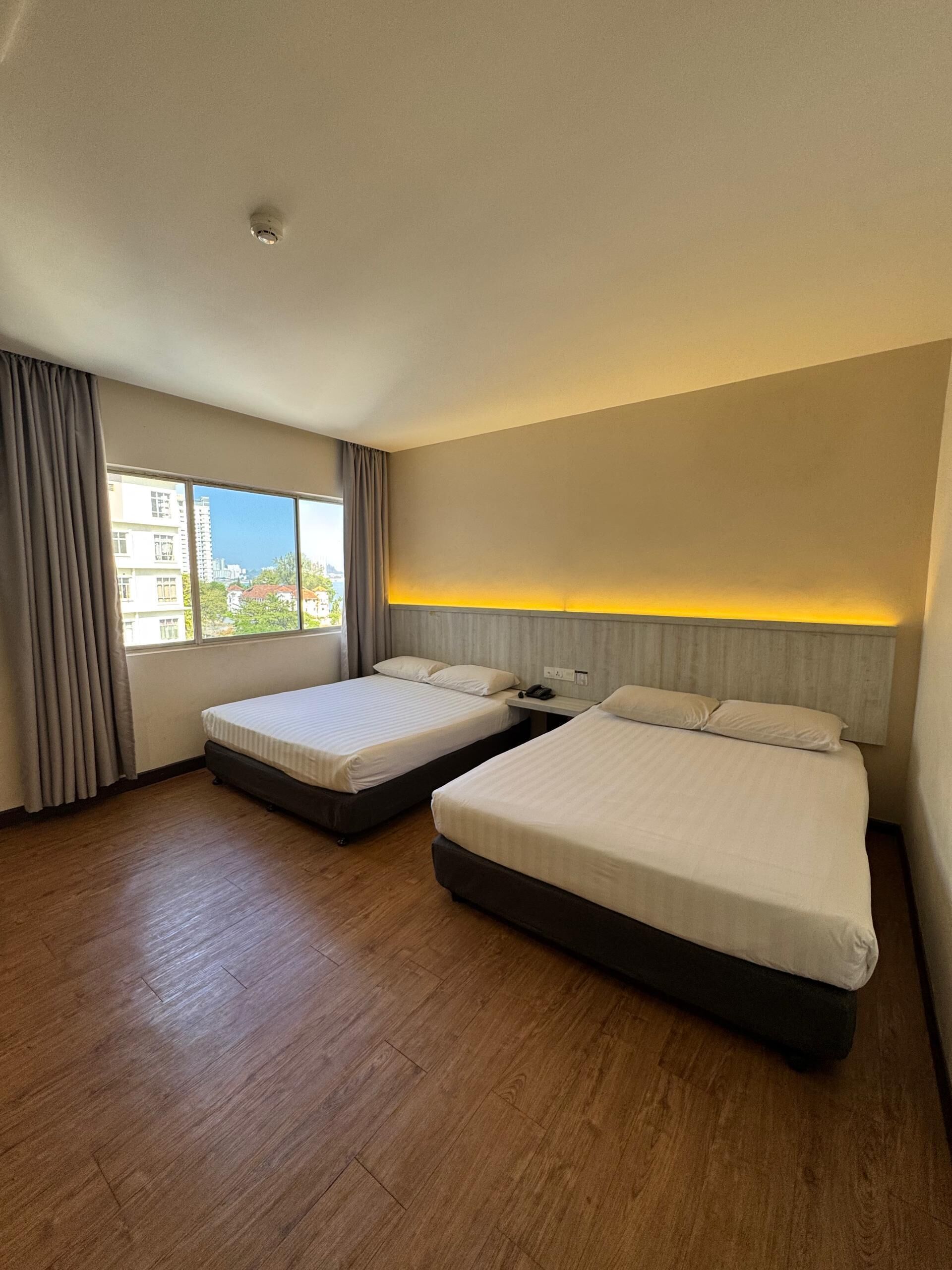 Habitación Deluxe | Escritorio, tabla de planchar con plancha, camas supletorias