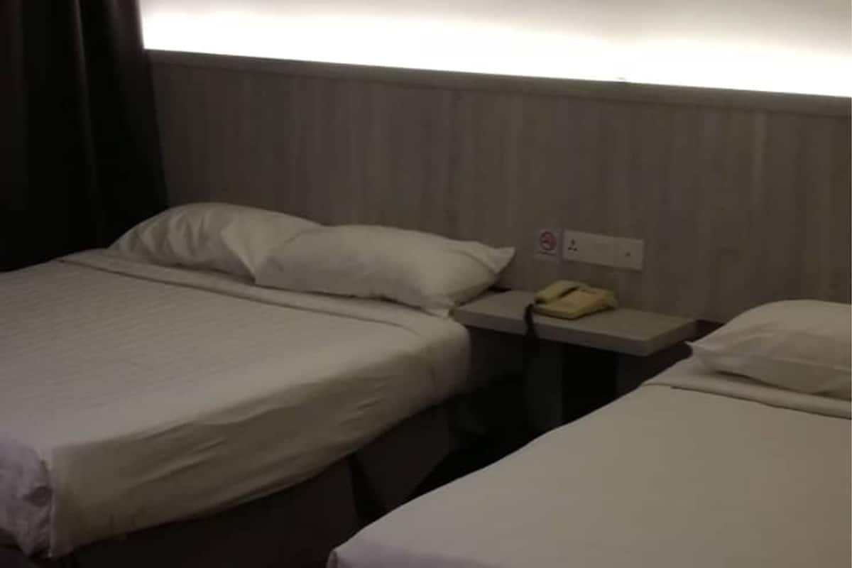 Deluxe Room | Meja, seterika/papan seterika, katil lipat simpan/tambahan