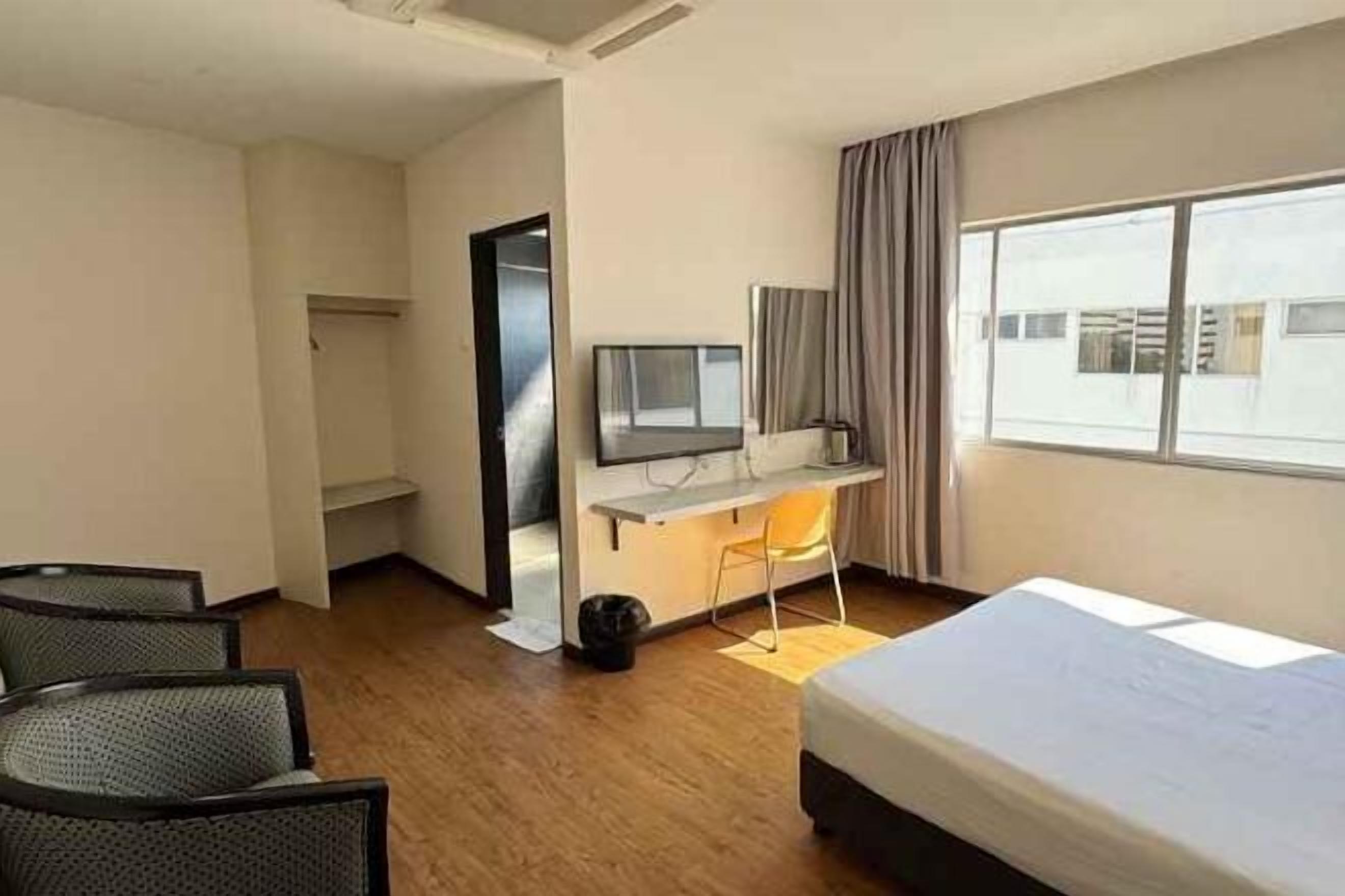 Bureau, fer et planche à repasser, lit d’appoint (supplément)