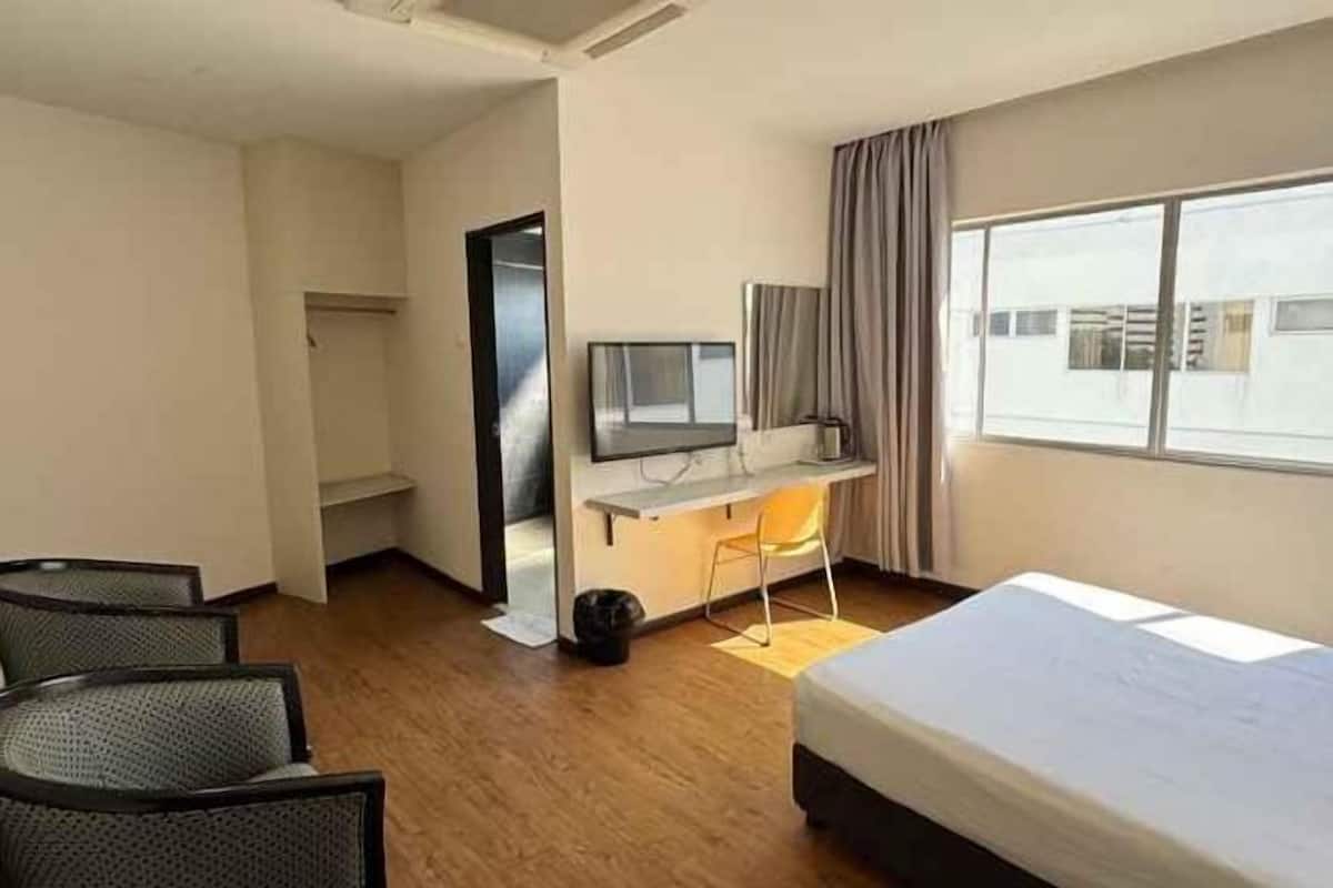 Escritorio, tabla de planchar con plancha y camas plegables/adicionales