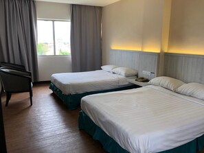 Desk, iron/ironing board, rollaway beds, free WiFi - Hotel Regal Malaysia (George Town)